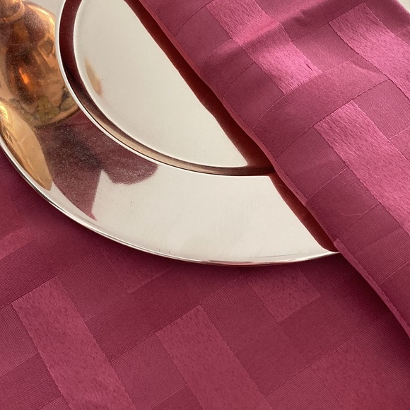 Stunning Cranberry tablecloth and matching napkins - Picture 4 of 4